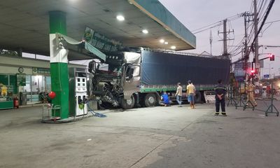 TP.HCM: Xe tải lao vào cây xăng, nhân viên sợ hãi tháo chạy