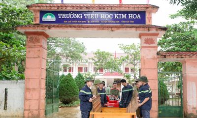 Công an cùng giáo viên lội bùn, hối hả dọn trường học sau khi lũ rút