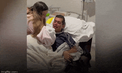  Video: Người đàn ông bật khóc nức nở khi lần đầu thấy con gái mới sinh