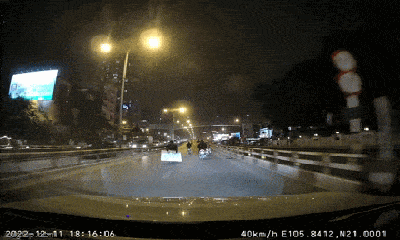 Video: Người ngồi sau xe máy bất ngờ rơi xuống đường, 