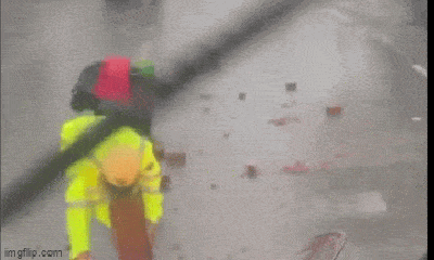 Video: CSGT Đồng Nai dầm mưa, giúp người dân dọn gạch đá bị rơi trên đường