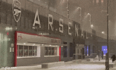 Clip: Tuyết phủ trắng xóa sân vận động của Arsenal
