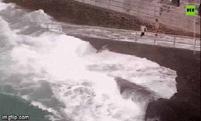Video: Thót tim khoảnh khắc cô gái trẻ bị cuốn ra biển khi đang chơi đùa cùng bạn