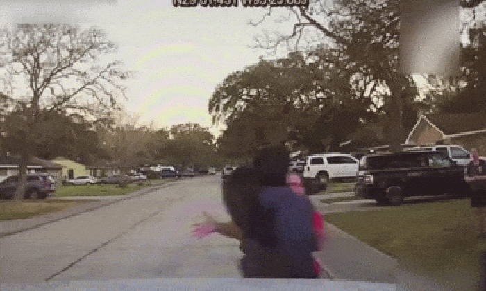 Video: Phát hiện kẻ biến thái nhìn trộm con gái, mẹ có hành động quyết đoán không ngờ