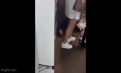 Video: Mặc váy ngắn, gái xinh bị nam tiếp viên dùng điện thoại quay lén