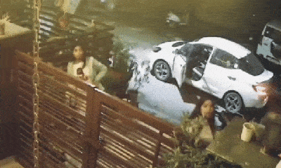 Video: 2 cô gái đi ô tô có hành động 