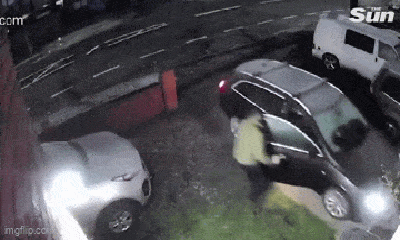 Video: Tên trộm ô tô hung hăng đâm chủ nhà vào tường gạch rồi phóng xe bỏ chạy