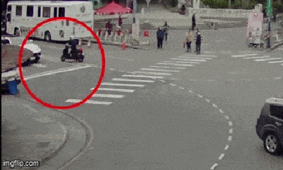 Video: Chèn qua vạch để quay đầu, xe máy va chạm với siêu xe Lamborghini