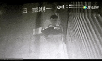 Video: Đi ăn trộm xe máy, tên trộm xui xẻo bị kẹp chân vào cửa cuốn suốt đêm