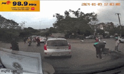 Va chạm xe, tài xế sẵn sàng hành hung người dân ngay trên đường