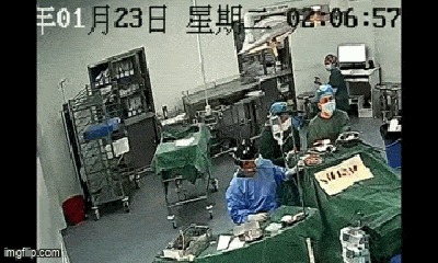 Bác sĩ tận tâm phẫu thuật cho bệnh nhân dù bàn mổ đang rung chuyển vì động đất