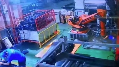 Video: Khoảnh khắc công nhân bị robot 